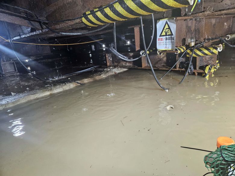 호우경보가 발효된 14일 오전 부산 사상구 사상~하단선 공사장에 대량누수가 발생해 현장이 침수됐다.