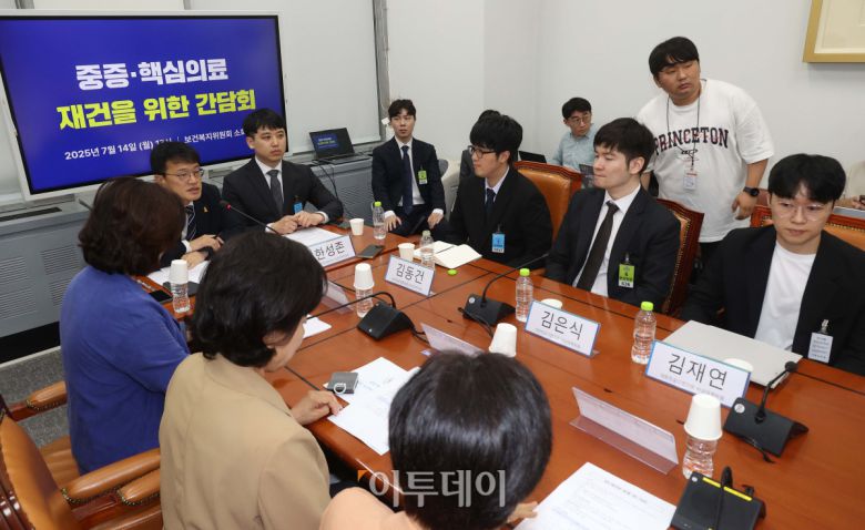 국회 보건복지위원회 박주민 위원장과 이수진 간사 등 소속 위원들이 14일 서울 여의도 국회 보건복지위원회 소회의실에서 대한전공의협의회 한성존 비상대책위원장과 위원들을 만나 중증·핵심의료 재건을 위한 간담회를 하고 있다. 조현호 기자 hyunho@