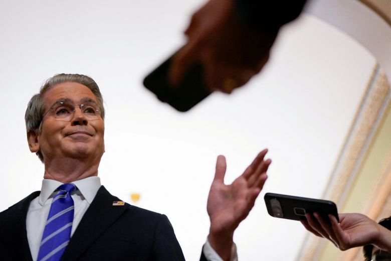 스콧 베선트 미국 재무장관이 지난달 27일 기자들과 대화하고 있다. 워싱턴D.C./로이터연합뉴스