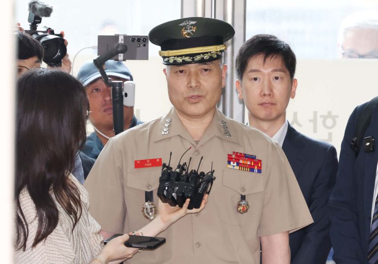 박정훈 해병대 수사단장(대령)이 16일 서울 서초구 채상병 특검 사무실에 참고인 신분으로 출석하며 취재진의 질문에 답하고 있다. 신태현 기자 holjjak@