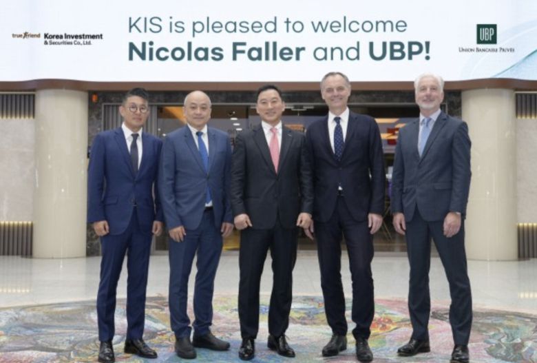 (사진 왼쪽부터) 프란시스 리 UBP 아시아 부문장, 위핑 나 UBP 아시아 자산운용 대표, 김성환 한국투자증권 사장, 니콜라스 팔라 UBP 글로벌 자산운용 대표, 스튜어드 에드가 UBP 아시아전략대표가 16일 서울 여의도 한국투자증권 본사에서 협업 방안을 논의한 다음 기념 촬영을 하고 있다.