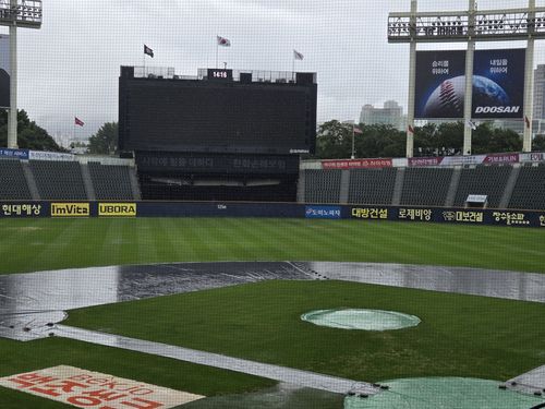 17일 서울 잠실구장에 비가 내려 이날 이곳에서 열릴 예정이던 프로야구 롯데 자이언츠와 LG 트윈스 경기가 우천 취소됐다.