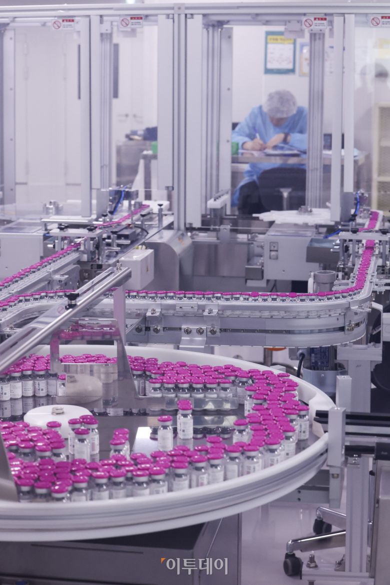 강원 춘천시 휴젤 거두공장 포장실에서 보툴리눔 톡신 제품이 라인을 따라 이동하고 있다. 조현호 기자 hyunho@