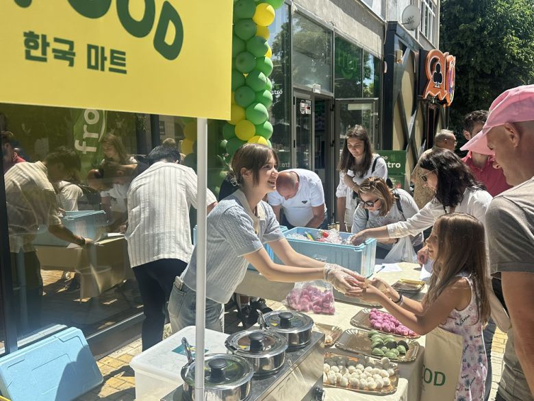 농림축산식품부와 한국농수산식품유통공사(aT)가 루마니아 피테슈티에 한국 농식품 신규 수출시장 개척을 위한 해외 안테나숍인 'K-FOOD' 매장을 열었다. 사진은 4일 개소식 행사에서 현지 소비자가 'K-FOOD' 시식 행사에 참여하는 모습.