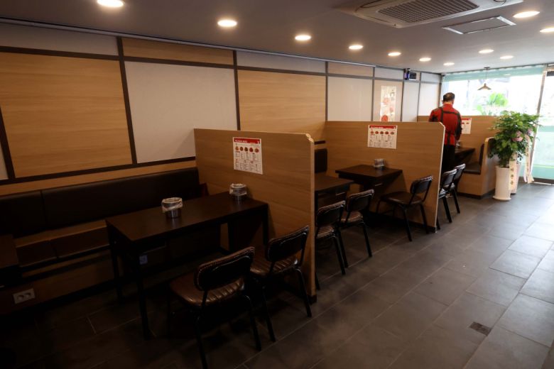 서울의 한 음식점이 한산한 모습을 보이고 있다. 신태현 기자 holjjak@