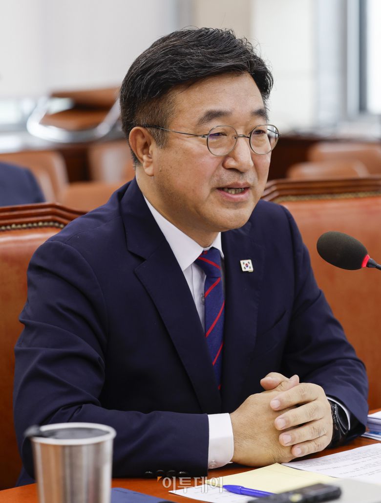 윤호중 행정안전부 장관 후보자가 18일 서울 여의도 국회 행정안전위원회에서 열린 인사청문회에서 의원 질의에 답변하고 있다. 조현호 기자 hyunho@