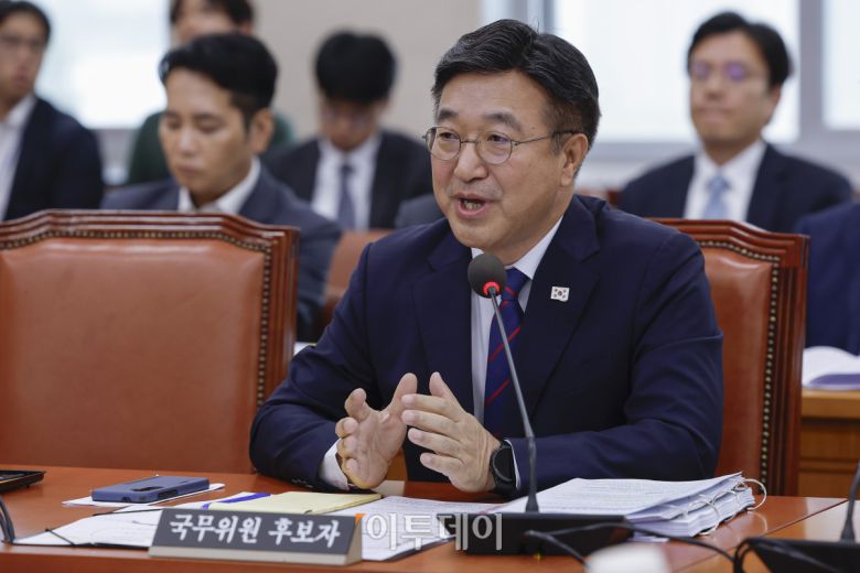 윤호중 행정안전부 장관 후보자가 18일 서울 여의도 국회 행정안전위원회에서 열린 인사청문회에서 의원 질의에 답변하고 있다. 조현호 기자 hyunho@