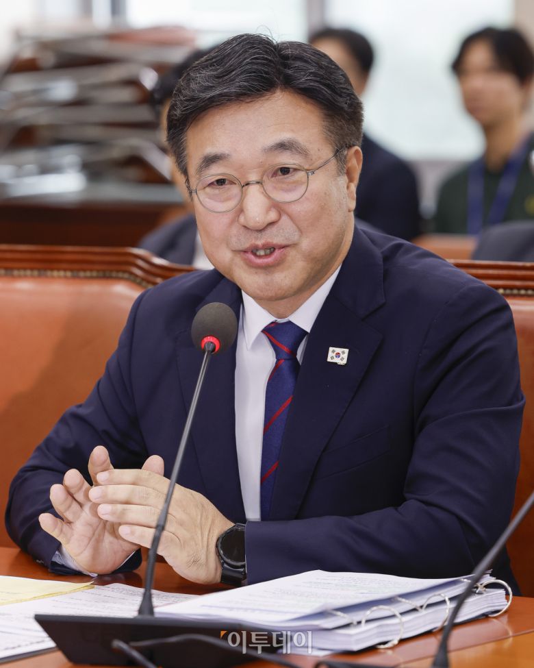 윤호중 행정안전부 장관 후보자가 18일 서울 여의도 국회 행정안전위원회에서 열린 인사청문회에서 의원 질의에 답변하고 있다. 조현호 기자 hyunho@