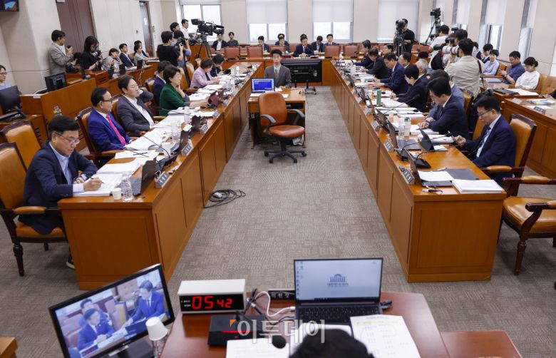 윤호중 행정안전부 장관 후보자가 18일 서울 여의도 국회 행정안전위원회에서 열린 인사청문회에서 의원 질의에 답변하고 있다. 조현호 기자 hyunho@