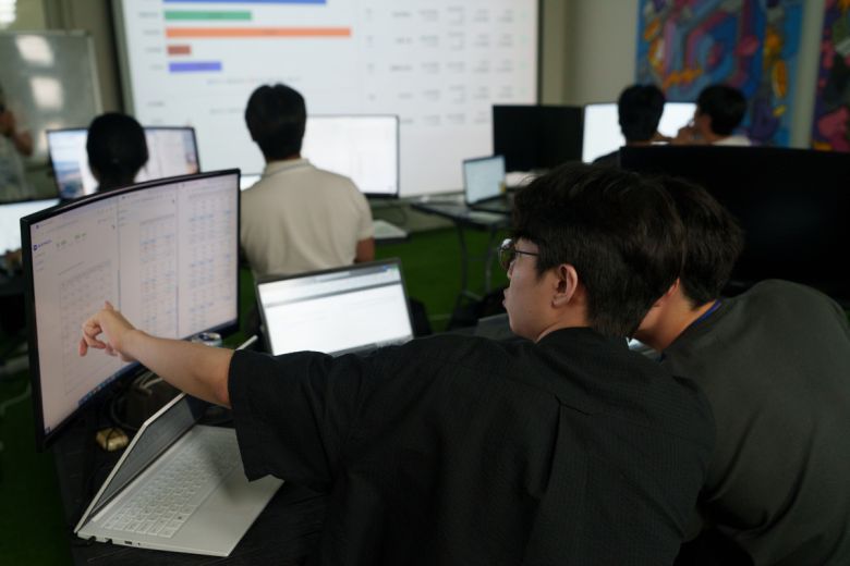 핀테크 기업 피에프씨테크놀로지(PFCT)는 18일 대학생들을 대상으로 AI 기반 대출비교 서비스 시장을 직접 체험할 수 있는 '에어팩 게임데이'를 개최했다. 사진은 대학생들이  가상의 금융시장에서 금융상품을 판매하기 위해 대출 전략을 논의하는 모습.