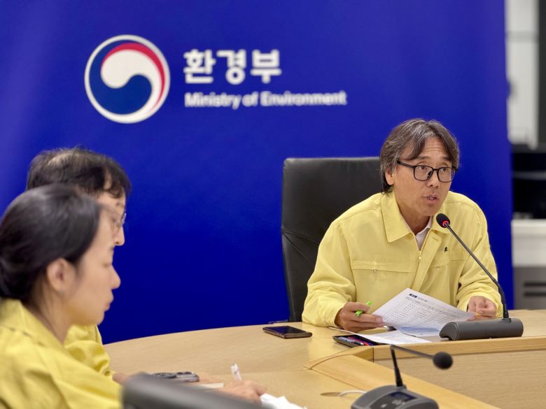 금한승 환경부 차관이 18일 오후 한강홍수통제소에서 홍수대응을 위한 긴급상황점검회의를 주재하고 있다.