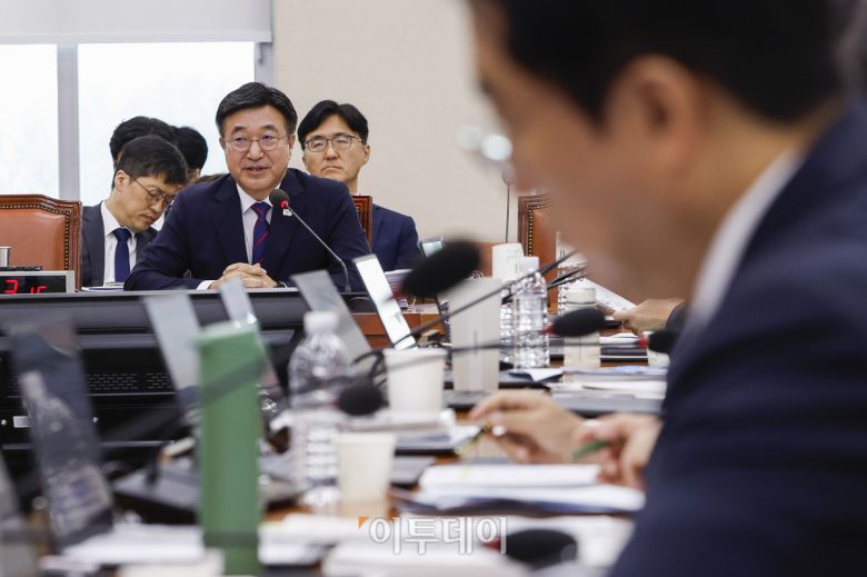 윤호중 행정안전부 장관 후보자가 18일 서울 여의도 국회 행정안전위원회에서 열린 인사청문회에서 의원 질의에 답변하고 있다. 조현호 기자 hyunho@