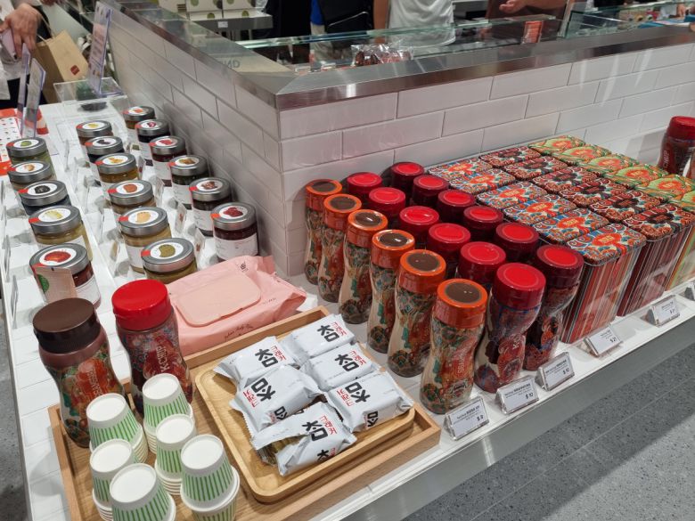 신세계면세점이 명동점 11층 테이스트 오브 신세계 내에 쌈장과 고추장을 활용한 소스 제품들이 진열돼 있었다.