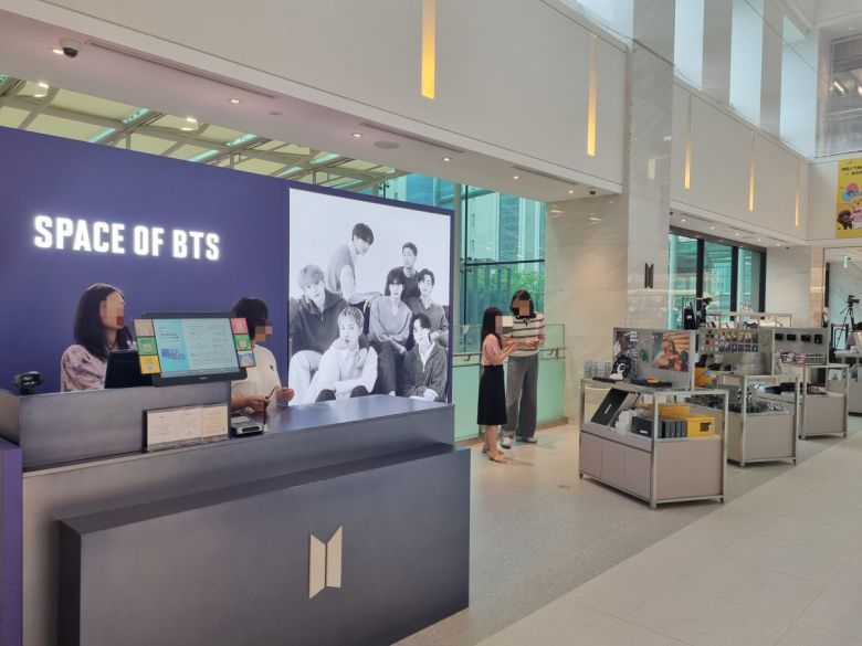 신세계면세점 명동점 11층에 방탄소년단(BTS) 굿즈와 콘텐츠를 별도로 모은 '스페이스 오브 비티에스(SPACE OF BTS)' 매장이 있다.