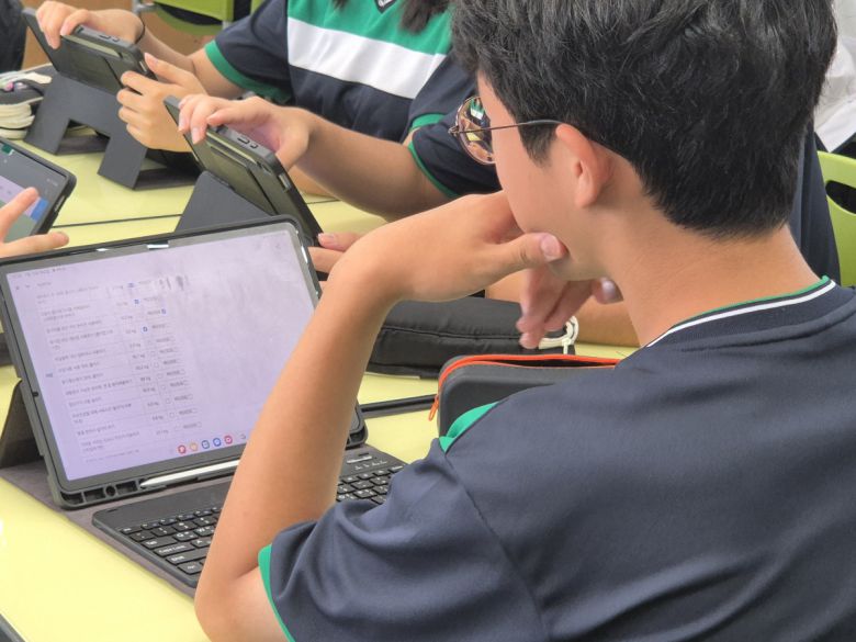 10일 서울 송파구 A 중학교의 학교자율시간에 '기후변화와 우리' 과목 수업이 진행되고 있다. 강문정 기자 kangmj@
