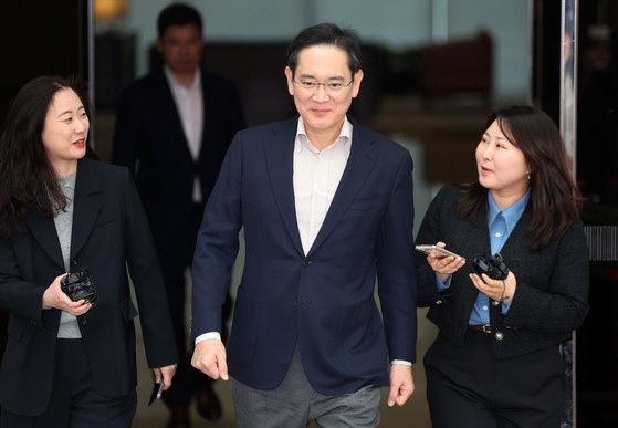 이재용 회장이 지난달 9일 서울 강서구 김포비즈니스항공센터(SGBAC)로 귀국하고 있다.