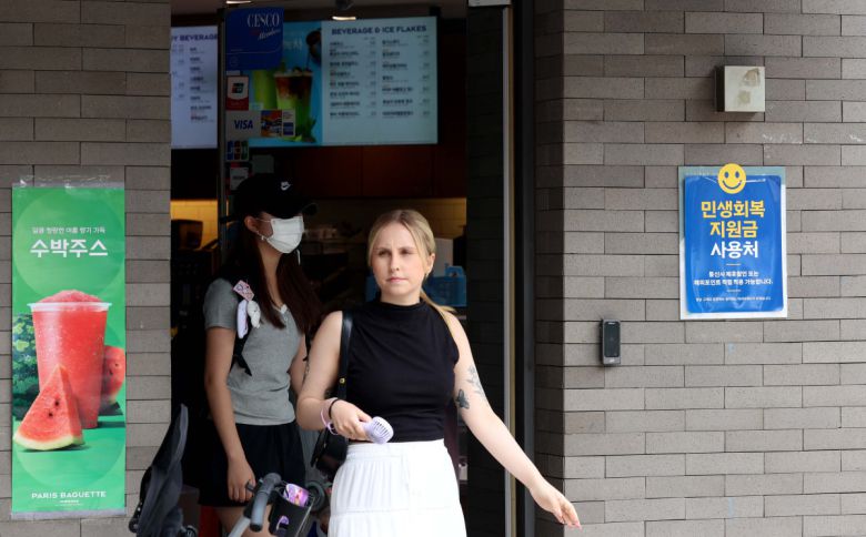 민생회복 소비 쿠폰 지급을 하루 앞둔 20일 서울의 한 제과점 앞에 소비쿠폰 사용가능 안내문이 게시돼 있다. 정부는 21일 오전 9시부터 온·오프라인을 통해 민생회복 소비쿠폰 1차 지급 신청을 시작한다. 소비활성화와 소상공인 및 자영업자 매출확대를 위한 조치다. 신청 첫 주는 온·오프라인 모두 출생연도 끝자리를 기준으로 요일제를 적용한다. 소비쿠폰은 소득 상위 10% 15만원, 일반 국민 25만원, 한부모·차상위 가족 40만원, 기초수급자 50만원을 1∼2차에 걸쳐 지급한다. 신태현 기자 holjjak@