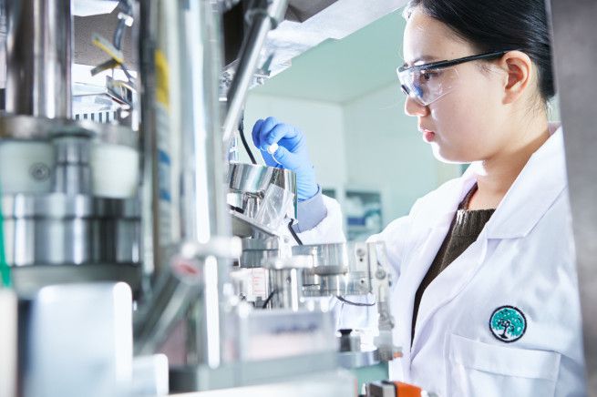 유한양행 중앙연구소 연구원이 신약개발을 위해 활발히 연구하고 있다.