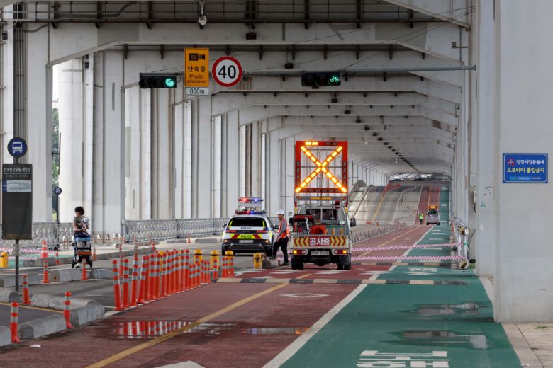 수도권에 내린 집중호우로 팔당댐 방류랑이 늘면서 20일 서울 잠수교 차량 통행이 전면 통제돼 있다. 서울시는 이날 오전 10시 40분부로 전면 통제했던 잠수교 양방향 차량통행을 오후 2시 30분부터 재개했다.