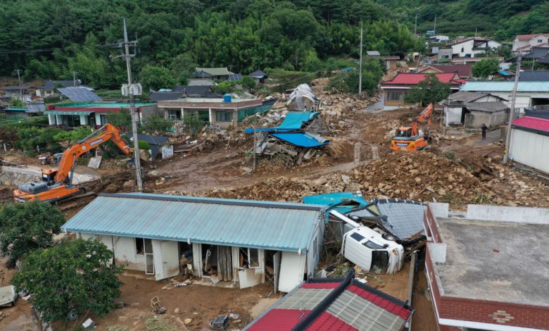 20일 오후 경남 산청군 산청읍 외정마을에 전날 집중호우와 산사태 영향으로 주택이 파손되고 트럭이 전도되는 등 많은 피해가 발생했다.
