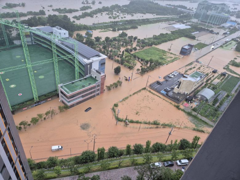 광주 전역에 극한 호우가 쏟아진 17일 오후 광주 북구 신용동 일대 도로가 침수돼 차량들이 물에 잠겨 있다.