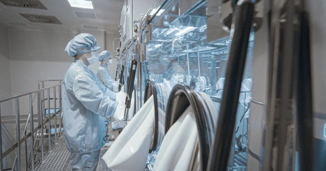 보령 예산캠퍼스 생산시설 충전시스템 내 아이솔레이터에서 작업자들이 작업하고 있다.