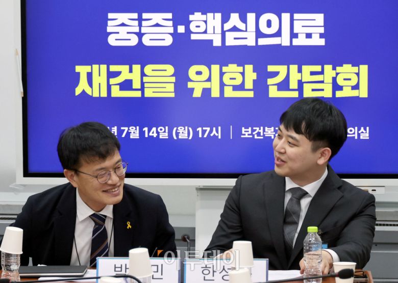 박주민 국회 보건복지위원장과 한성존 대한전공의협의회 비상대책위원장이 14일 서울 여의도 국회 보건복지위원회 소회의실에서 열린 중증 핵심의료 재건을 위한 간담회에 앞서 대화를 하고 있다. 조현호 기자 hyunho@