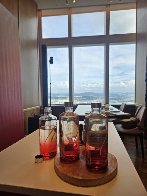 화요19金 시음 행사 테이블에 놓여진 화요19金 제품들