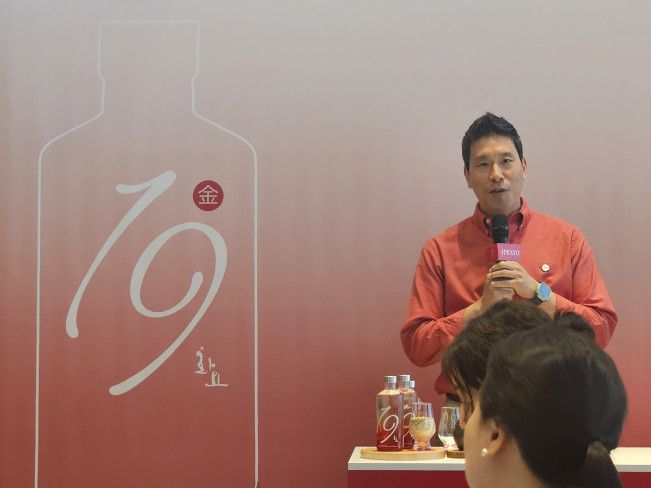 화요19金 마스터 블렌더인 박준성 생산본부장이 22일 시음 행사에서 설명을 하고 있다.