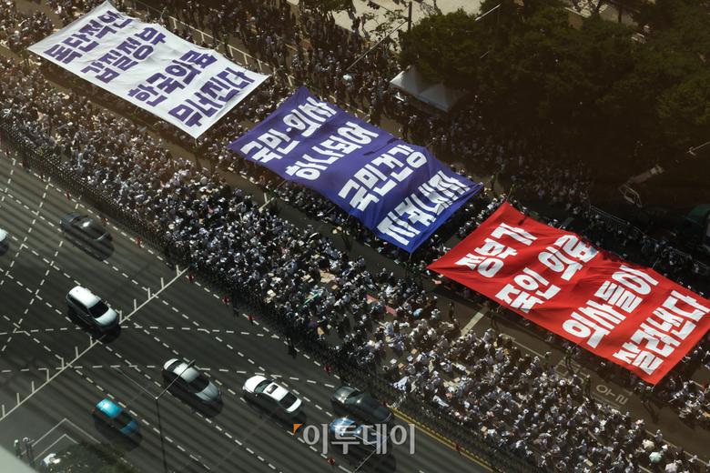 지난해 6월 18일 서울 영등포구 여의대로에서 열린 의료농단 저지 전국의사총궐기대회에서 의사들이 정부의 의료 정책을 규탄하는 퍼포먼스를 하고 있다. 조현호 기자 hyunho@
