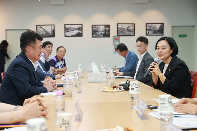 한성숙 중소벤처기업부 장관이 24일 대전 동구 중앙시장활성화구역을 찾아 상인들과 간담회를 하고 있다.