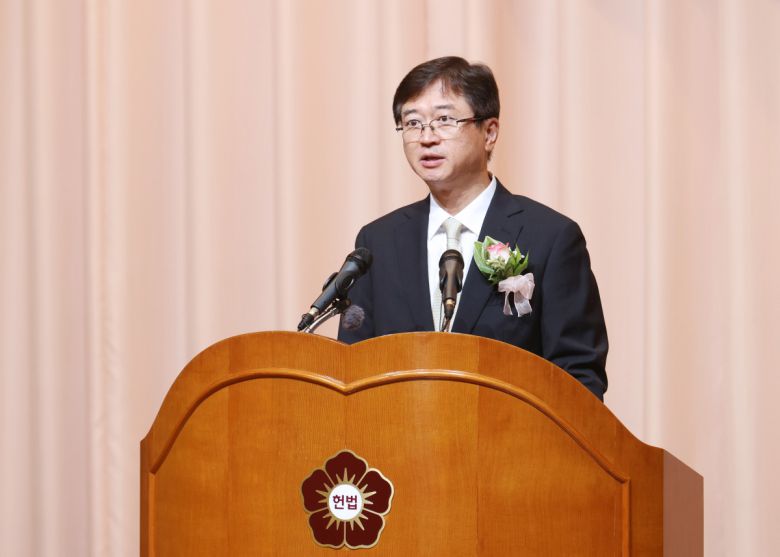 오영준 헌법재판관이 24일 서울 종로구 재동 헌법재판소 대강당에서 취임사를 하고 있다.