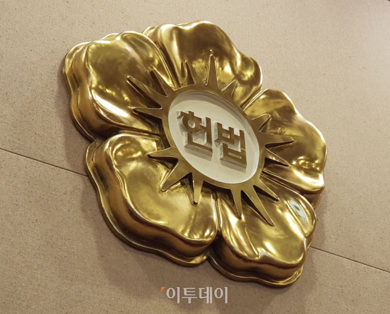 서울 종로구 재동 헌법재판소 대심판정에 걸린 헌재 상징.