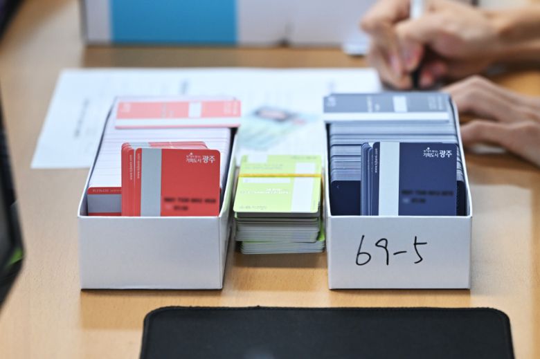 민생회복 소비쿠폰 1차 신청이 시작된 21일 오전 광주 북구 두암3동 행정복지센터에 광주지역 선불카드가 놓여있다.