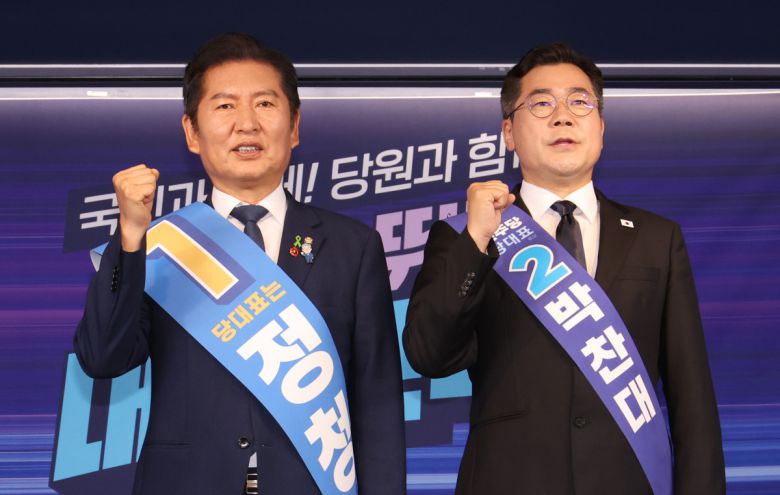 더불어민주당 정청래(왼쪽), 박찬대 당대표 후보가 20일 서울 여의도 더불어민주당 당사에서 열린 당대표 및 최고위원 선출을 위한 영남권 합동연설회에서 기념촬영을 하고 있다.