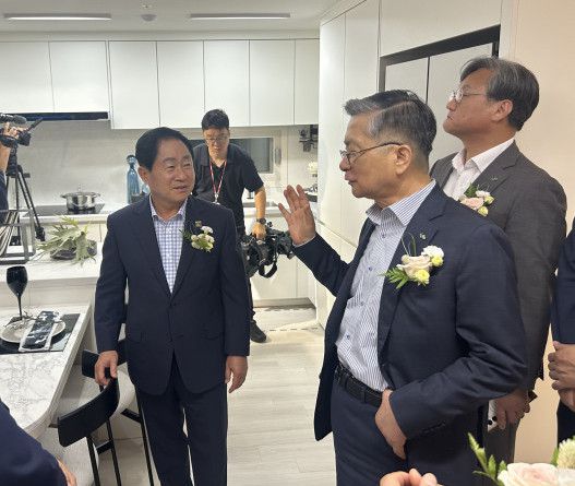 이한준 LH 사장(왼쪽)과 주광덕 남양주 시장이 견본주택을 둘러보며 얘기하고 있다.