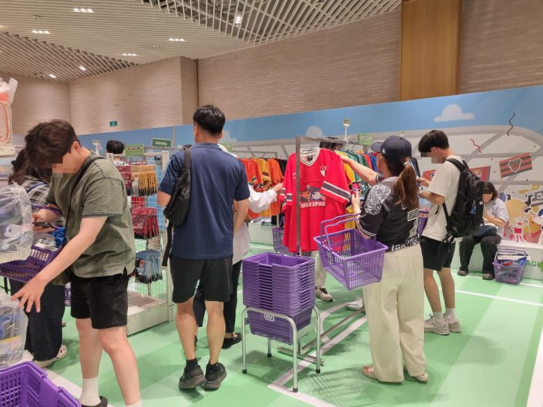 25일 'K리그-주토피아' 팝업스토어에서 방문객들이 CU 바구니로 제품을 고르고 있다.