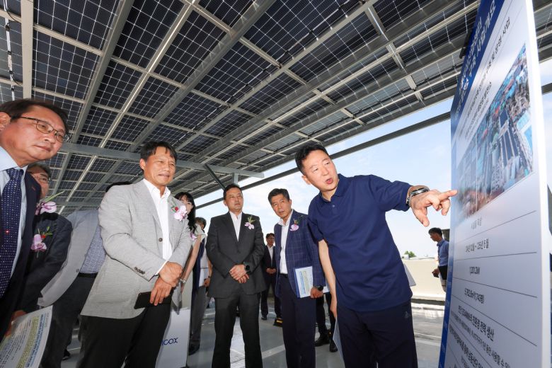 한국산업단지공단 인천지역본부 기업진흥팀 권동희 팀장(오른쪽 1번째)이 태양광 설비에 대해 설명하고 있다.