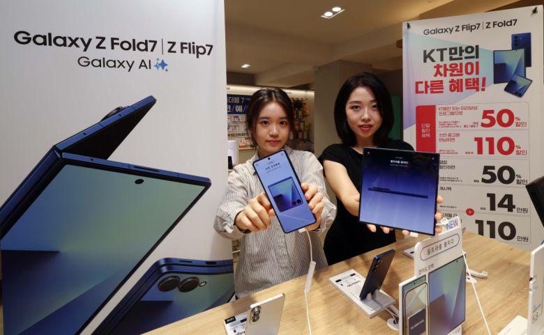 이동통신 3사가 삼성전자의 초슬림 대화면 폴더블폰 ‘갤럭시 Z 폴드7(Galaxy Z Fold7)’와 플립형 폴더블폰 ‘갤럭시 Z 플립7(Galaxy Z Flip7)’의 사전예약을 시작한 15일 서울 종로구 KT플라자 광화문중앙점에서 관계자들이 예약판매를 알리고 있다. 신태현 기자 holjjak@