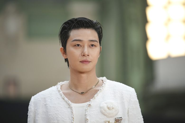 배우 박서준이 3월 11일(현지시간) 프랑스 파리에서 열린 샤넬 컬렉션에 참석했다. (AP/뉴시스)