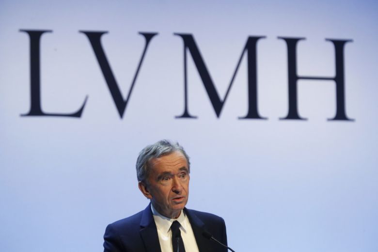 2020년 1월 베르나르 아르노 LVMH 회장이 발표하고 있다. (AP/뉴시스)