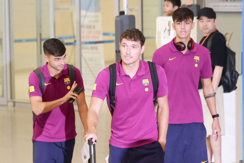 프리시즌 투어 중인 스페인 프로축구 FC바르셀로나의 페드리(왼쪽부터), 안드레아스 크리스텐센, 마르크 베르날이 29일 인천국제공항 제2여객터미널을 통해 입국하고 있다.