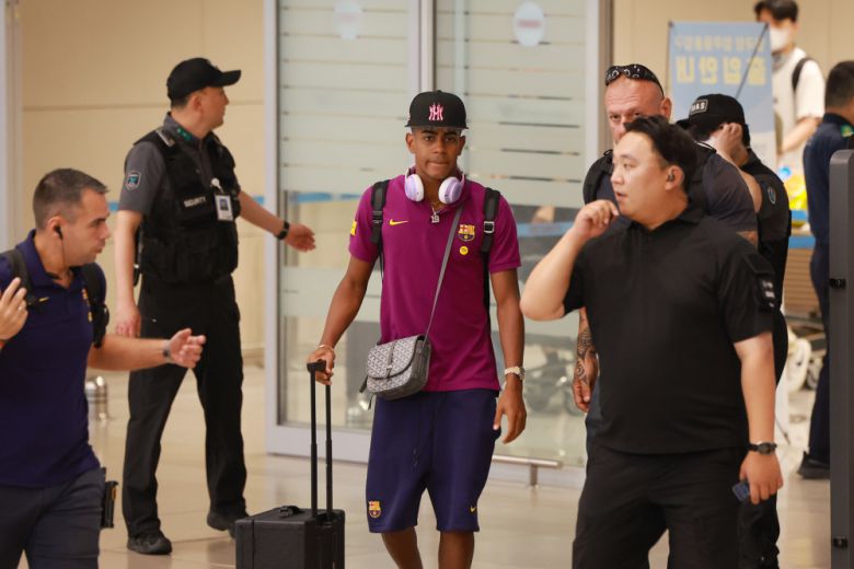 프리시즌 투어 중인 스페인 프로축구 FC바르셀로나의 신성 라민 야말이 29일 인천국제공항 제2여객터미널을 통해 입국하고 있다.