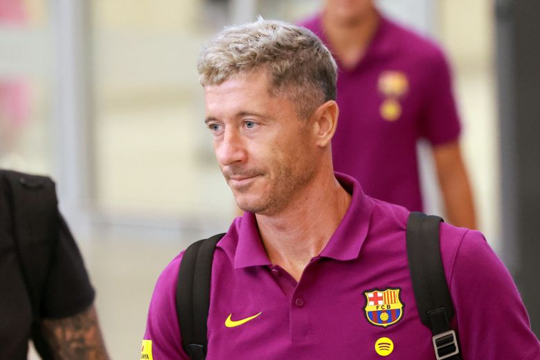 프리시즌 투어 중인 스페인 프로축구 FC바르셀로나의 공격수 로베르트 레반도프스키가 29일 인천국제공항 제2여객터미널을 통해 입국하고 있다.