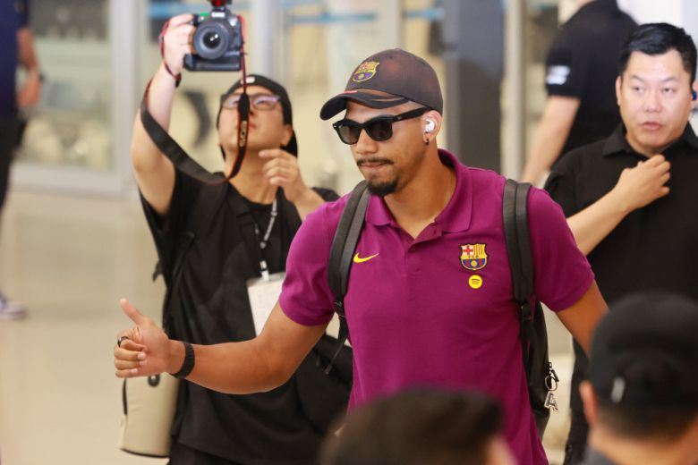 프리시즌 투어 중인 스페인 프로축구 FC바르셀로나의 로날드 아라우호가 29일 인천국제공항 제2여객터미널을 통해 입국하고 있다.