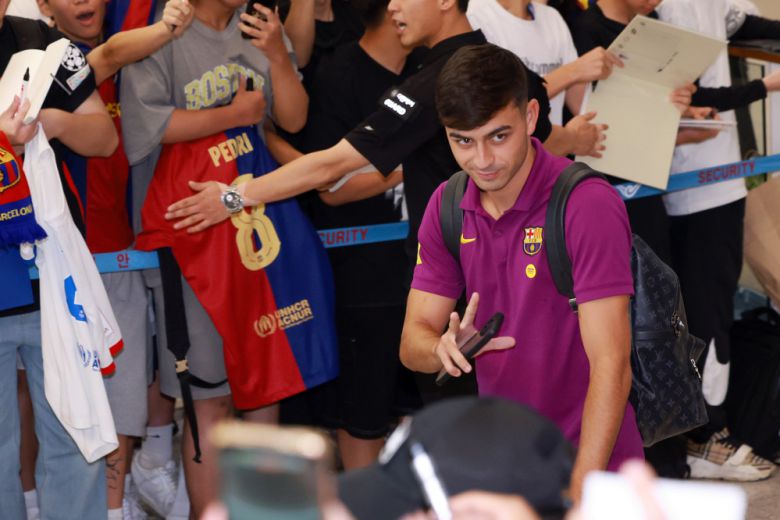 프리시즌 투어 중인 스페인 프로축구 FC바르셀로나의 페드리가 29일 인천국제공항 제2여객터미널을 통해 입국하고 있다.