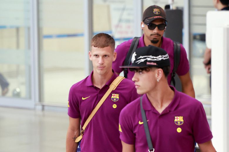 프리시즌 투어 중인 스페인 프로축구 FC바르셀로나의 엑토르 포트(앞쪽부터), 다니 올모, 로날드 아라우호가 29일 인천국제공항 제2여객터미널을 통해 입국하고 있다.