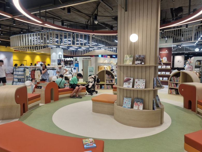 31일 오전 10시 30분께 경기도 화성시 스타필드 마켓 동탄점 3층에 새롭게 조성된 키즈 그라운드 모습. 젊은 3040대 부모들과 영유아들이 책을 읽거나 쉬며 시간을 보내고 있었다.