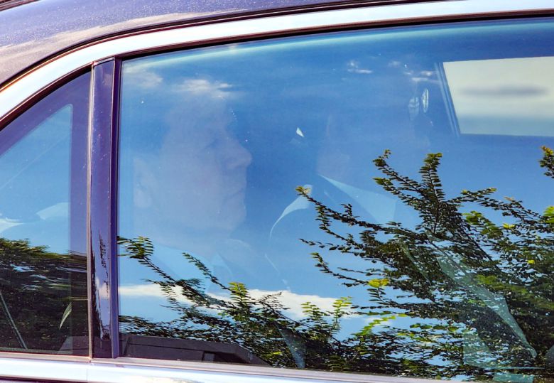 30일(현지시간) 구윤철 경제부총리 겸 기획재정부 장관(왼쪽)이 도널드 트럼프 미국 대통령과의 면담을 위해 백악관 서쪽 출입문 검문소를 통과하고 있다.