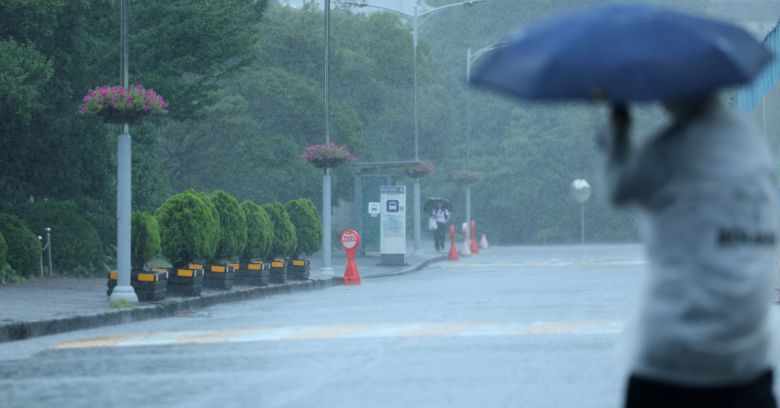 18일 오후 제주시 아라동 제주대 캠퍼스에 게릴라성 폭우가 쏟아지고 있다. 2025.7.18